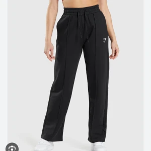 Gymshark joggers  - Supersnygga mjukisbyxor från gymshark med raka ben😍 har tyvärr inte använts så mycket så tänker att någon annan kan få bra användning för dom🥰🤩 säljs inte längre på deras hemsida❤️
