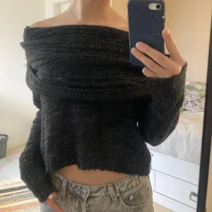 Stickad off-shoulder tröja - Svart/mörkgrå stickad, offshoulder med vissa glittertrådar.