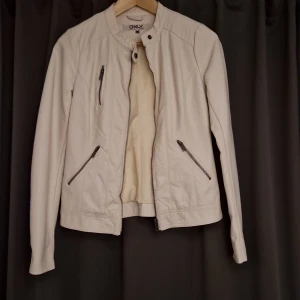 Jacka - Vit jacka i nyskick 