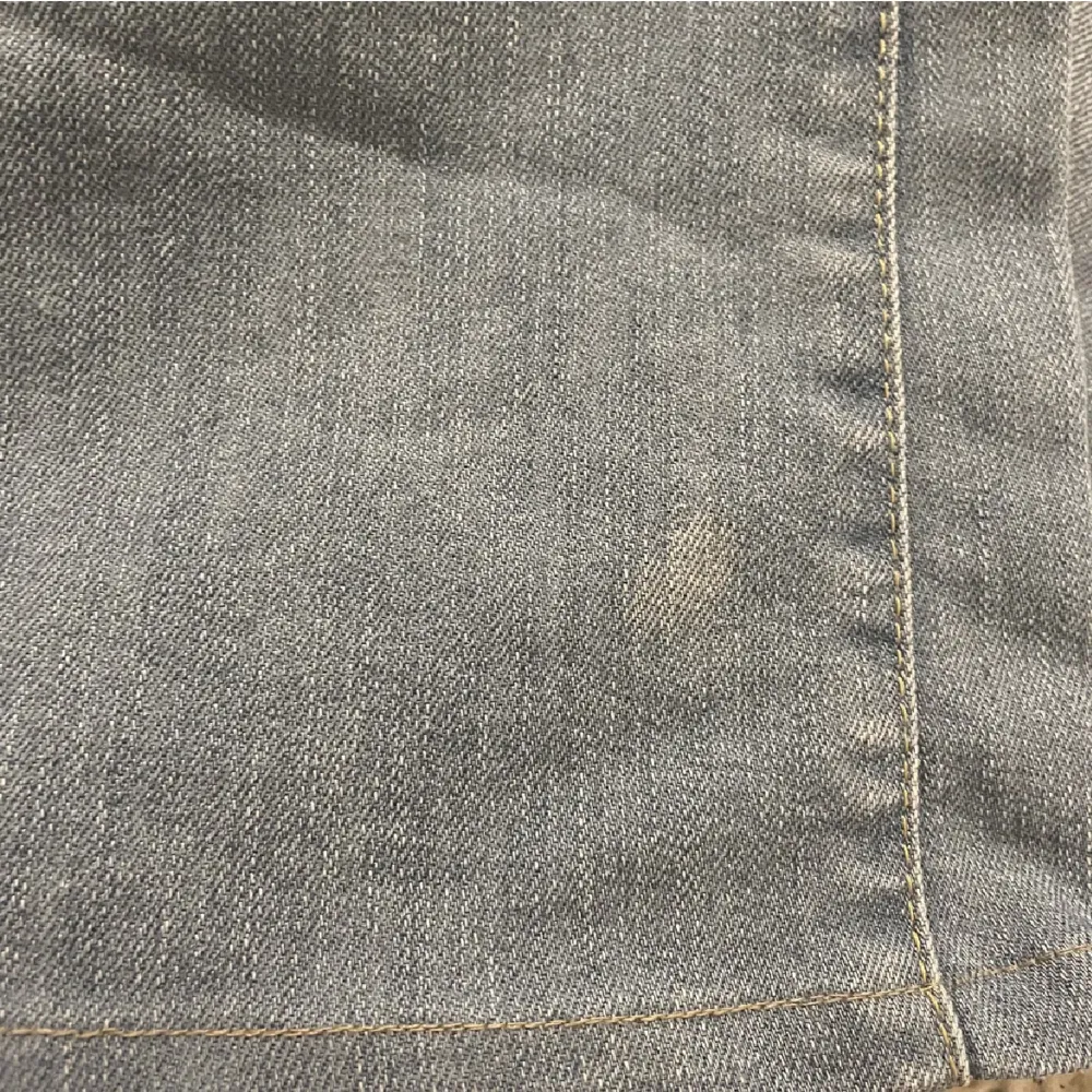 Lågmidjade bootcut jeans Supersnygga SOS jeans, köptes här på plick men var tyvärr för små. De är i strl 34 men skulle säga att en 32a också skulle kunna passa. En liten fläck längst ner på benet. Skriv för fler bilder🩷. Jeans & Byxor.