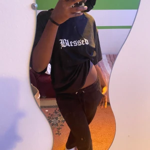 Blessed svart t shirt - En svart t shirt där det står ”Blessed”