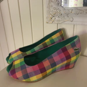 Lacoste skor - Vintage Lacoste skor med kilklack💚✨💕använda fåtal gånger🫶 skriv till mig om fler bilder önskas🥰