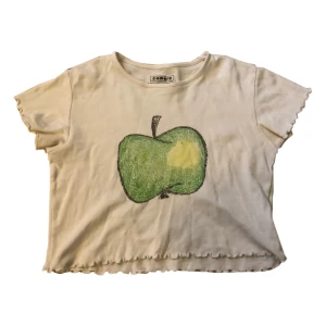 Baby tee - Super söt och unik baby tee🥰 Står strl S men skulle säga att den passar S-M!