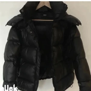Bikbok jacka - säljer min fina bikbok jacka som är slutsåld. Mycket bra skick. Storlek xs men oversized. Luvan medkommer☺️(Lånade bilder)