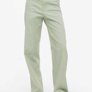 Gröna vida jeans med stretch i. Kommer inte till användning, storlek 34. Sparsamt använda, i princip som nya.