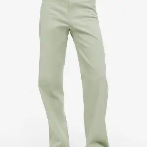 Gröna vida jeans med stretch i. Kommer inte till användning, storlek 34. Sparsamt använda, i princip som nya.
