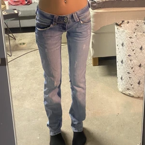 Pepe jeans  - Säljer mina pepe jeans då jag inte känner mig så bekväm i dom. Dom är nästan helt nya & är i toppenskick! Endast använda enstaka gånger!  Dom är hyfsat stora i storleken då de är större än nästan alla mina byxor i storlek 26 