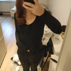 Tunn topp - Söt tunn topp från lager 157 som jag inte får användning av längre. Tunt och mysigt tyg men säljer nu för att den bara ligger i garderoben! Bara att skriva vid frågor eller funderingar💗