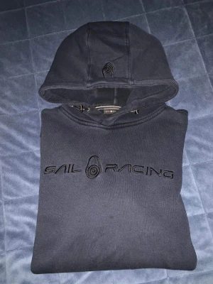 Sail racing hoodie  - Sail racing hoodie i storlek M. Bra skick och inga defekter vad jag vet. Pris 500 men priset är diskuterbart. Hör av er om ni har nån fråga! 