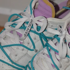 Nike dunk off white LOT 36 - Nike dunk low off white lot 36, stl 44. Säljer mina Nike dunk off white pågrund av att jag vuxit ur dem. Det är ett par sällsynta skor. Köpta för cirka ett år sedan och endast använda ett fåtal gånger. Öppen för bud