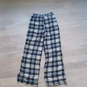 Jag säljer mina rutiga pyjamas byxor från H&M! Jag säljer dessa för att dem är för små. Skriv till mig om du är intresserad💗