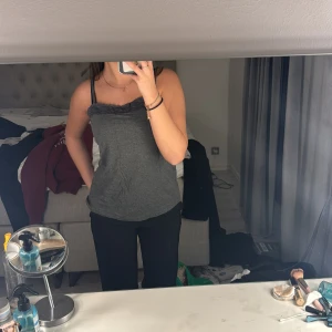 Grå linne - Säljer detta gulliga linne då den inte längre används❤️Tveka inte att på skriva vid frågor eller intresse!!