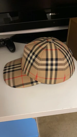 Burberry keps - Säljer ny burberry keps storlek L, fick den som födelsedagspresent för 1 månad sen då jag har tröttnat på den om ni har fler frågor tveka inte att kontakta mig 