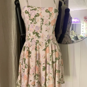 Blommig sommarklänning ZARA - Blommig sommarklänning från ZARA🩷 aldrig använd🫶 kort och har en ”korsett” liknande överdel✨ skriv till mig om fler bilder önskas🥰