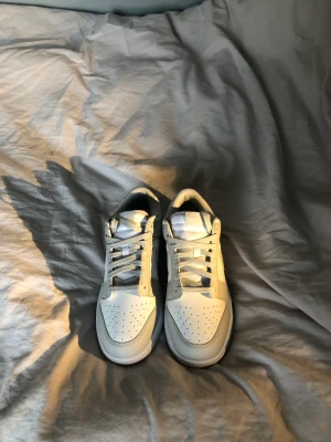 Nike Dunk Low Grey Fog - Jag säljer mina nya dunks eftersom att de inte passar mig och de är i storlek 43. Skorna är ej använda. Pris kan diskuteras.