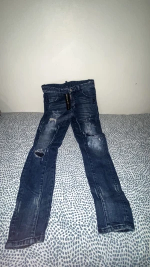 Dsq2 jeans - Jeansen är storlek 28 men passar 31. Den är i bra skick. Priset kan diskuteras vid snabb affär!!