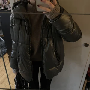 Mohito vinterjacka - Säljer den här supervarma olivgröna vinterjackan då den var lite för stor för mig. Köpt secondhand men mycket fint skick. Storlek s men passar även m-l då den är oversized. 💞