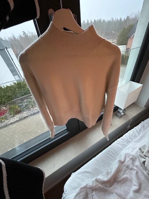 Stickad tröja - Säljer min vita stickade tröja från & other stories. Den kommer inte längre till använding men är i ett väldigt bra skick💓 köpte för 500. Den är i xs men passar även mig som har s.