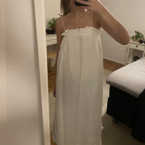 Vit klänning - Säljer denna vita klänningen från H&M. Den går ner till vaderna på mig som är 1,64. Klänningen är fortfarande i bra skick. Den gör både att ha med banden och utan som man även ser på bilderna. Priset + frakt 