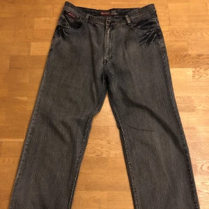 Drainer Jeans - Storlek XL skulle jag säga                                                                  Asballa baggy jeans från märket outlook Fint skick utan några skador Ytterbenslängd - 108 cm Benöppning - 25 cm Fri frakt om man köper från min vinted ”bjorne00”