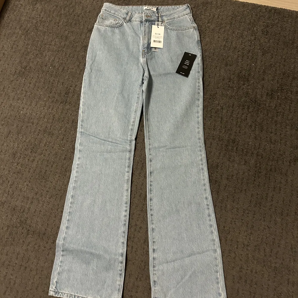 Aldrig använda jeans från NA-KD med lapp kvar. Var försmå för mig drf säljer jag🥰 skriv om du är intresserad . Jeans & Byxor.