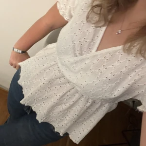 Blus - Vit blus från Vero Moda. Storlek M men skulle säga att den passar även S. 