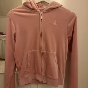 Juicy couture  - Säljer min rosa juicy couture tröja. Använt ca 2 gånger och är i jätte fint skick! 💗
