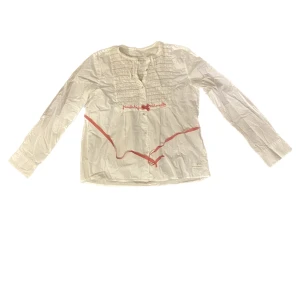 Odd Molly skjorta - Jätte fin odd Molly skjorta i fint skick🎀knytning i midjan och vid hals om man vill💕Den är inte struken på bilderna men blir nog ännu finare om man gör de.