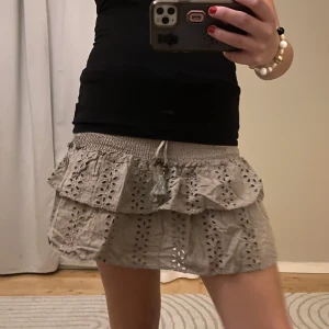 Snygg Zara kjol  - Så fin modell, köpt för 2 år sedan. Välanvänd och toppen på ett snöre saknas men annars fint skick✨