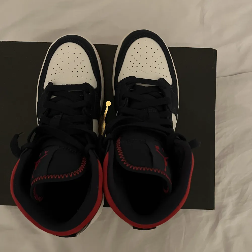 Jordan 1 usa Använda tre gånger och är i mycket fint skick 9/10 Köpta för 2300 säljer för 1000. Kartongen som skorna köptes i medkommer. . Kengät.