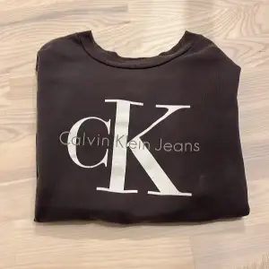 Säljer en riktigt skön Sweatshirt från märket Calvin Klein! Inga defekter förutom att texten håller lite lite på att bli sämre. Säljer för att den passar mig inte längre. Pris kan självklart diskuteras! Mvh 