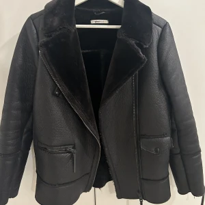 Fodrad bikerjacka - Säljer min snygga jacka från Gina Tricot, jackan är lite läderimiterat men mjuk, alltså inte läder eller skinn. Lite liten i storleken, kom privat för fler bilder🤩🫶