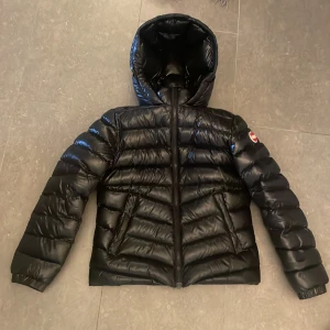 Colmar jacka - Säljer nu min svarta Colmar jacka då jag har köpt en ny. Jackan är i ett bra skick men den hade ett liten reva som jag har sytt igen, bild 3. Jackan är i storlek 10/142cm. Köpt för 3500kr. Skriv om du undrar något!💗