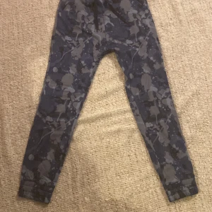  Mjukisbyxor  -  blåa kamouflagebyxor storlek 