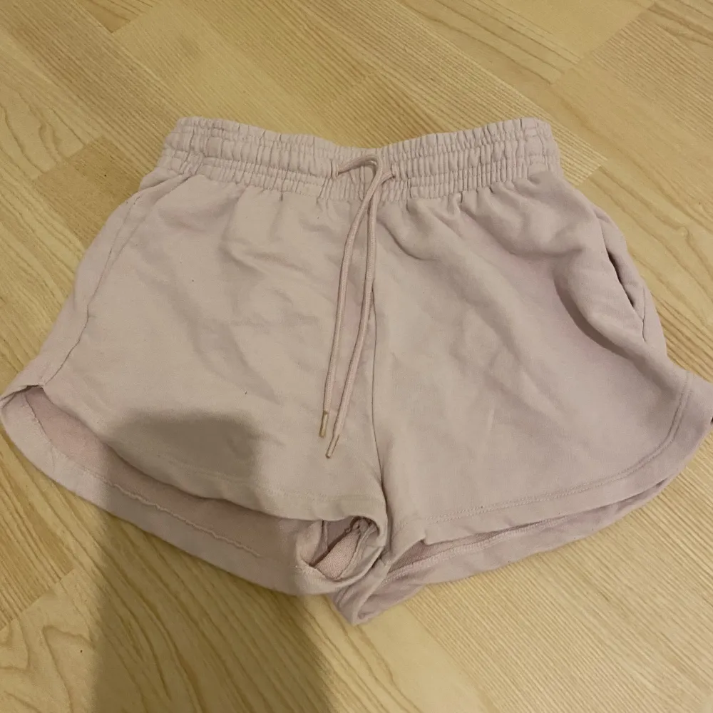 Rosa och lila shorts, en för 75 eller köp båda för 120. Kontakta gärna för fler bilder eller info.. Shorts.