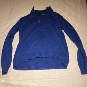 Ralph lauren tröja - Hej säljer nu min blåa Ralph lauren tröja. Cond: 9/10 nästan inga tecken på användning. Hör av er vid minsta lilla. Nypris: 2300kr