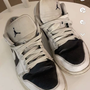 Air Jordan 1 low - Air jordans 1 low panda köpt på Restock nypris- 3459 Riktigt bra skick ändats smutsiga!!