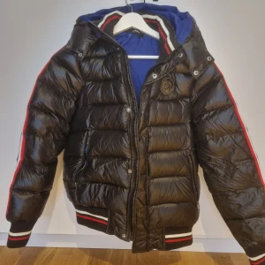 Helt ny Diesel Jacka - Helt ny Diesel Dunjacka som passar perfekt för vintern! Storlek M/L.   Kan mötas upp i Stockholm. Annars frakt 1-3 dagar via plick!  Nypris 2000kr