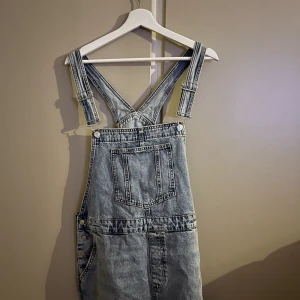 Denimklänning H&M - Helt ny Jeansklänning med prislapp kvar från H&M, i storlek M. Säljer då den inte passade