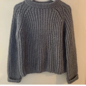 Stickad Tröja - Stickad tröja från NA-KD i mörkblå/grå!