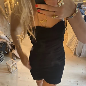 Klänning - Super snygg svart klänning!