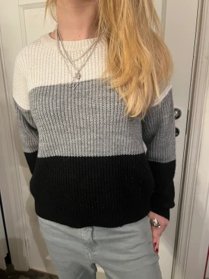 Stickad tröja! - INTRESSEKOLL!! På min jätte fina stickade tröja i randigt med färgerna vit, grått och svart. En perfekt vinter tröja!❤️❤️💕köpte den för 300 kr