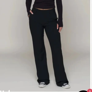 LXA kostymbyxor  - Säljer mina lxa kostymbyxor i strl 36, super fina men kommer aldrig till användning, perfekt i längden på mig som är 172 cm. Använda 3 gånger 