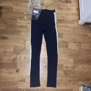Leggings 170 - Helt ny oanvända leggings från H&M med lappen kvar! Storlek 170