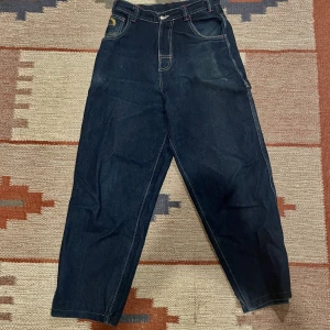 Streetsstyle Pacos Tacos Baggy Jeans - Ett par Pacos Tacos Baggy Jeans från Streetstyle. Är i W28 men passar mig som har W30 helt okej. Är uppsydda från L34 till runt L32. Originalpris 1200kr.