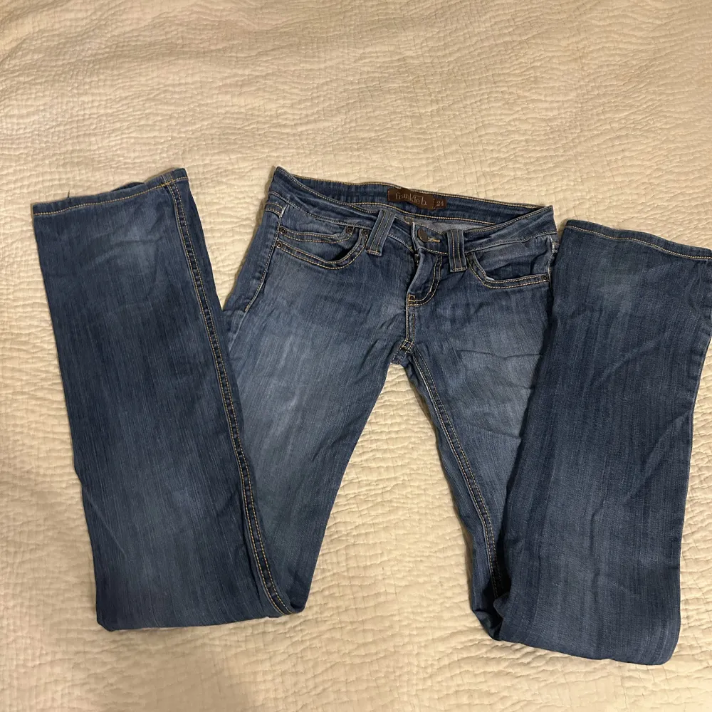 Snygga mörkblå jeans som jag säljer då de inte kommer till användning längre. Har så snygga fickor! Är stretchiga så skulle säga att de passar 25-26. Kom privat för fler bilder. Jeans & Byxor.