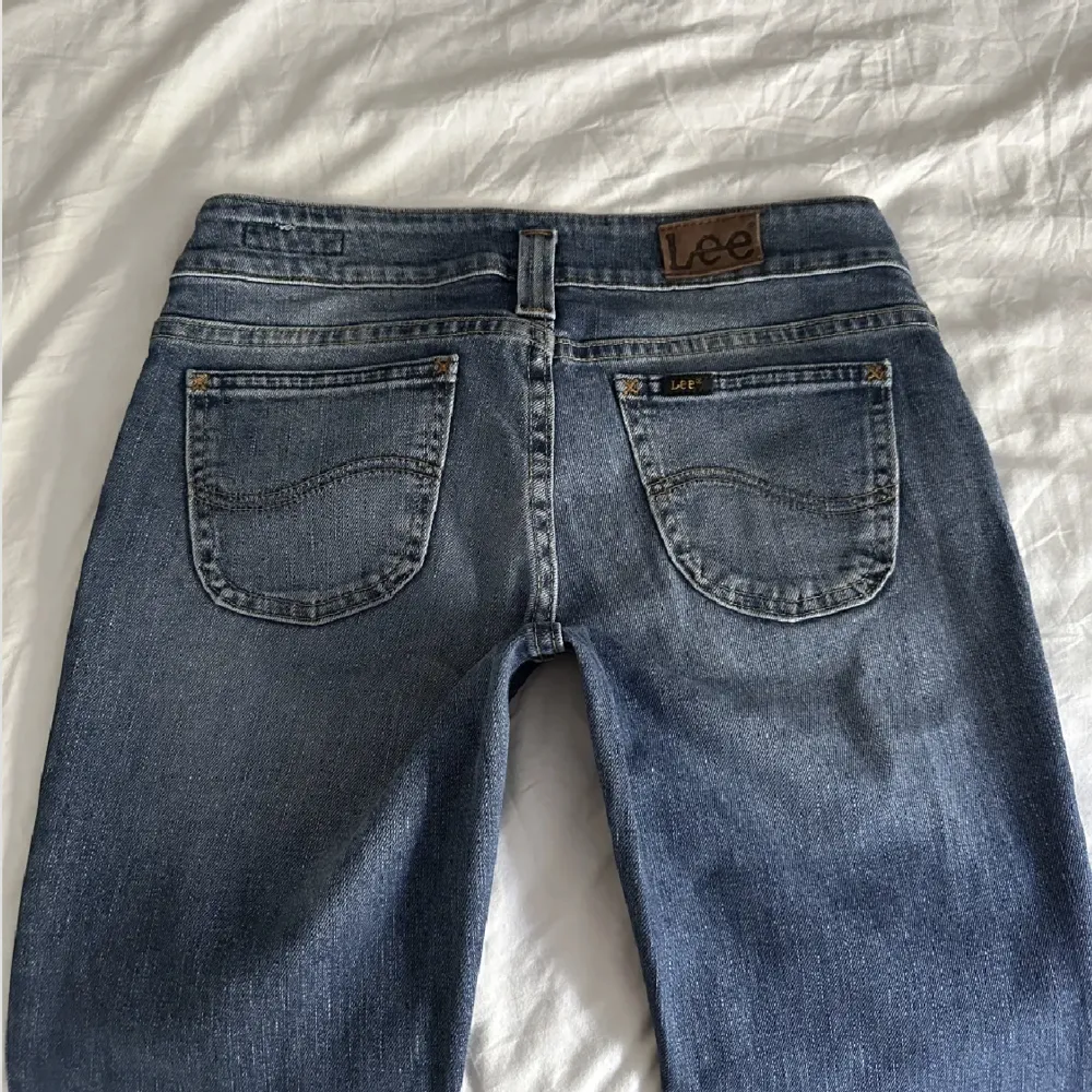 Lågmidjade boot cut jeans från Lee köpta på plick💗innerbenslängden 85 och midjemåttet 76 bilder från förra ägaren💗. Jeans & Byxor.