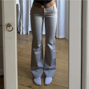 Vintage kostymbyxor  - Jätte fina vintage kostymbyxor! Är biege med vita/glitter ränder. Jag köpte från plick men passade inte mig. (Lånade bilder)🩵