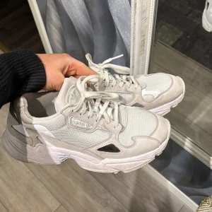Adidas skor  - Ett par adidas skor som är nästintill oanvända😊 köpta för några år sedan men tyvärr inte kommit till användning. Nypris 1000kr 