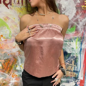 Rosa satintopp - Rosa/rosefärgad tubtopp i satintyg perfekt till nyår. Storlek M men passar  även S. Modellen är 175 cm. Hör av er vid frågor/fler bilder. 